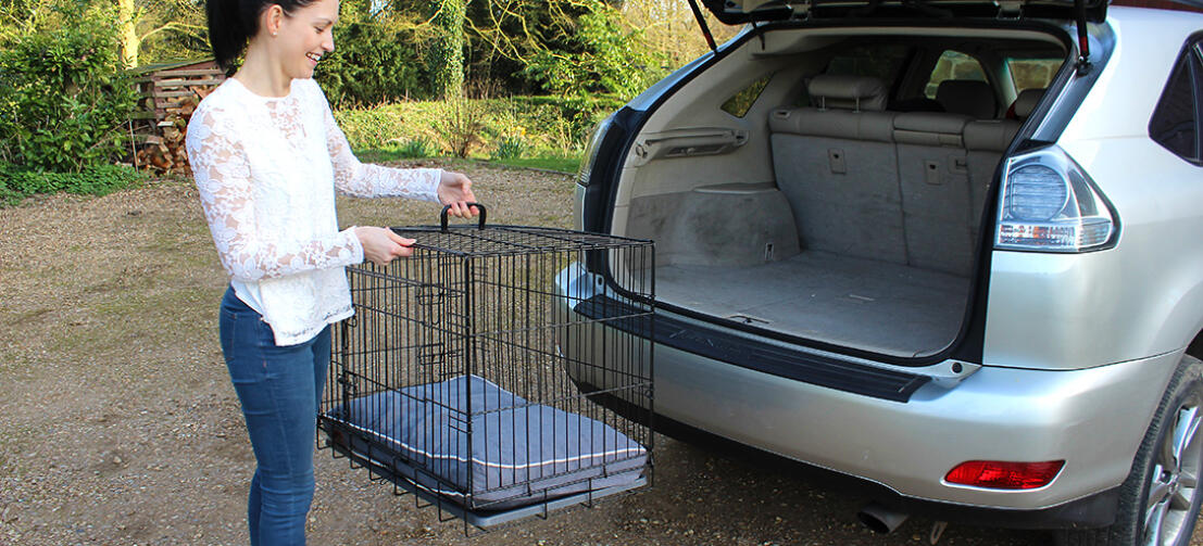 The foldable Omlet Fido Classic is easy to set up and carry, making it ideal for use in the car.