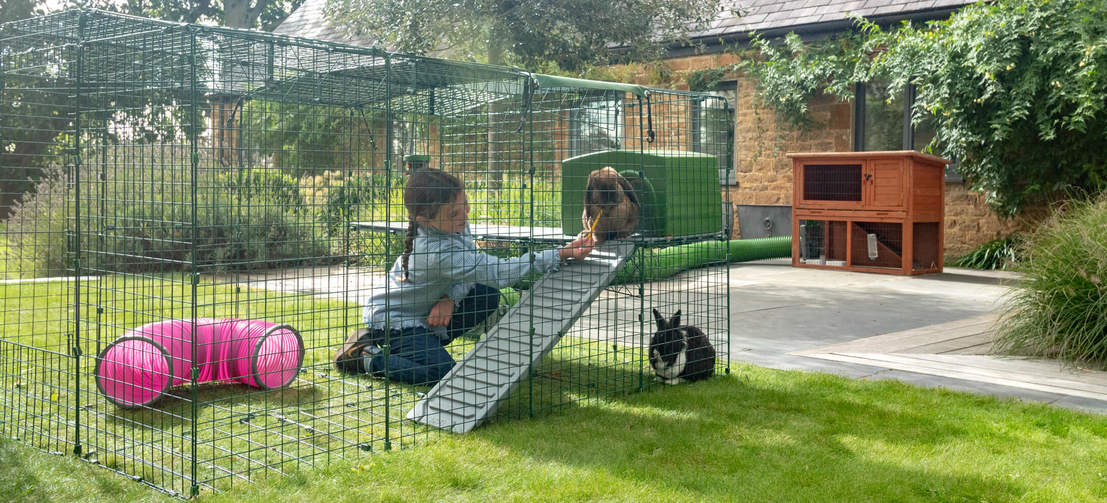 Further accessorise your Zippi Platforms with a Zippi Shelter, securely attached with clever fixing pins, or a twisting Play Tunnel.