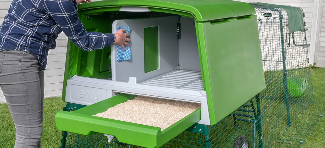 The smooth, slide out dropping tray and wipe-clean roosting bars make the Eglu Cube super quick to clean.
