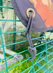 An Omlet bungee cord.