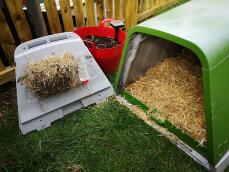 All sorted with fresh hay, water and bedding for superstar_kobie ?