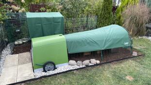 Eglu Go with raised outlet and tunnel Zippi 
