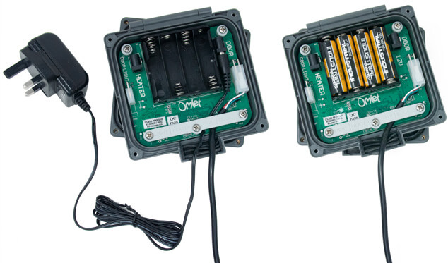 The automatic door can be powered by 4 AA batteries and by a mains outlet.