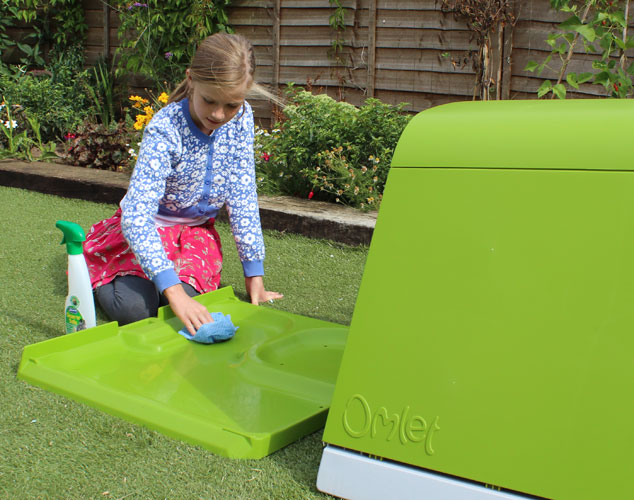 Cleaning the Eglu Go Hutch bedding tray