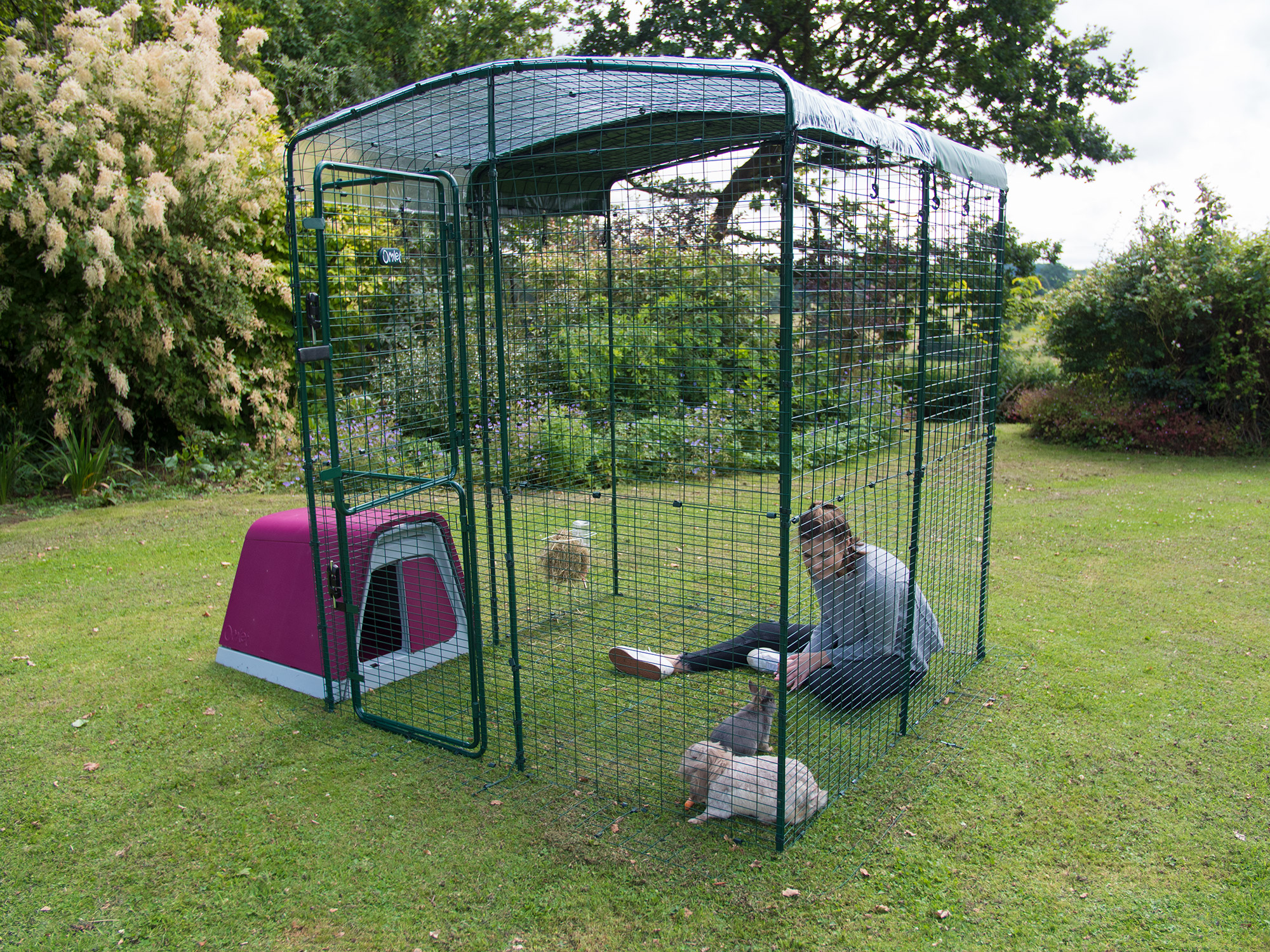 The Underfloor Mesh provides complete all round protection and prevents persistent diggers from tunneling out!